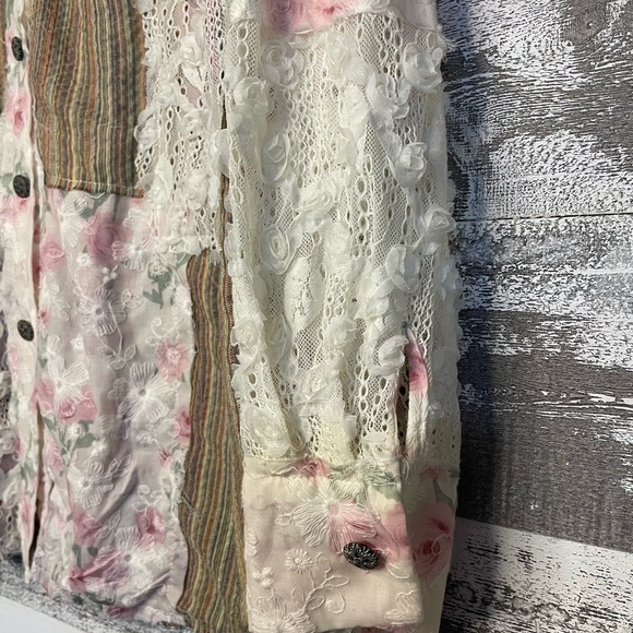 POL Lace-Trim Floral Blouse in Pink and Cream - Picture 4 of 15